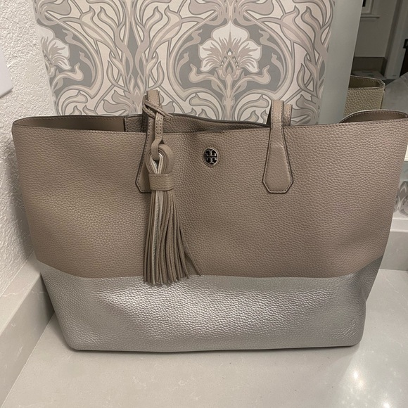 Tory!! EUC Tory Burch Huge Bag w/ Tassell - Picture 2 of 12